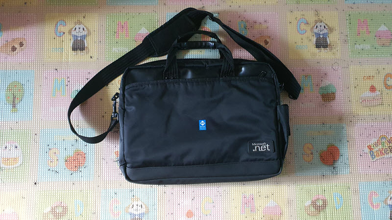 사진: .NET 가방 전체 모습 (정면 / MVP 스티커 포함)